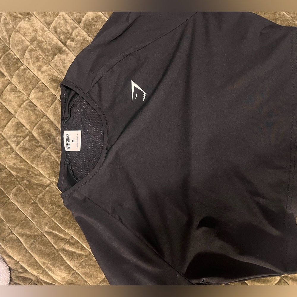 new cropped fitted long-sleeve black gym-shark shirt